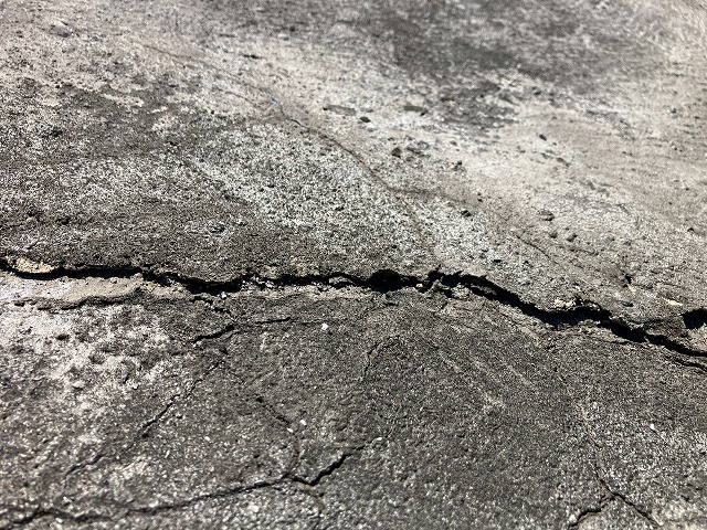 ひび割れが生じた陸屋根